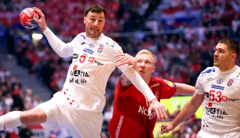 Oslo, 02.02.2025 - Finale Svjetskog rukometnog prvenstva, Hrvatska - Danska. Na slici Domagoj Duvnjak, Magnus Saugstrup Jensen, Marin Šipić.foto HINA/ Damir SENČAR/ ds