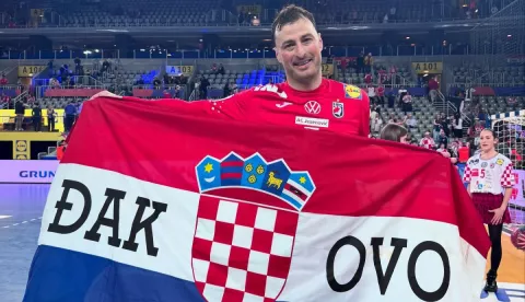 ĐakovoSiječanj 2025.Domagoj Duvnjak s hrvatskom azstavom i natpisom Đakovo