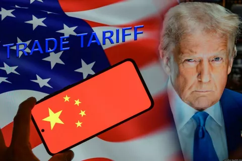 The flag of China is being displayed on a mobile screen with USA flag and Trade Tariff, seen in this photo illustration. Taken in Brussels, Belgium, On 2 February 2025. (Jonathan Raa/Sipa USA) *** Strictly for editorial news purposes only *** Photo: Jonathan Raa/SIPA USA
