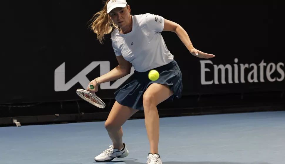 epa11825876 Donna Vekic of Croatia in action during her Women's Singles round 2 match against Harriet Dart of Great Britain at the Australian Open tennis tournament in Melbourne, Australia, 15 January 2025. EPA/ROLEX DELA PENA
