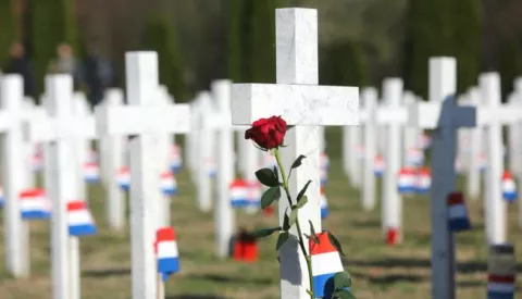 18.11.2016., Vukovar - Krizevi na Memorijalnom groblju zrtava iz Domovinskog rata. U prigodi drzavnih blagdana i obljetnica vezanih za Domovinski rat na mjestu masovne grobnice postavljaju se (utiskuju u zemlju) drzavne zastavice uz bijele krizeve u prostoru masovne grobnice - 938 bijelih krizeva prema broju ekshumiranih osoba. Photo: Marko Mrkonjic/PIXSELL------dva stupca novosti
