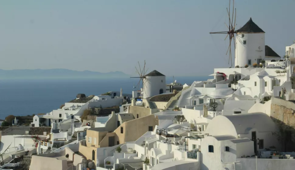 17 September 2021, Greece, Oia: View of houses and windmills of the Greek vacation island Santorini from Londsa Castle. Photo: Cindy Riechau/dpa Photo: Cindy Riechau/DPA