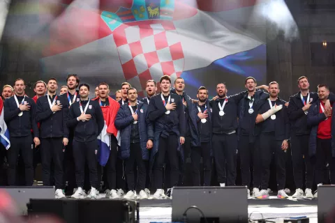 Zagreb, 3.2.2025.- Hrvatska muška rukometna reprezentacija, koja je osvojila srebrnu medalju na Svjetskom prvenstvu završenom u nedjelju u Oslu, stigla je na Trg bana Jelačića gdje im je organiziran doček. 