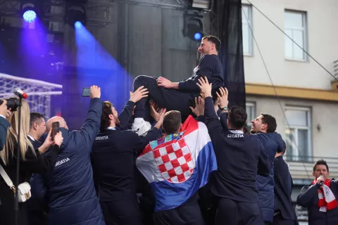 Zagreb, 3.2.2025.- Hrvatska muška rukometna reprezentacija, koja je osvojila srebrnu medalju na Svjetskom prvenstvu završenom u nedjelju u Oslu, stigla je na Trg bana Jelačića gdje im je organiziran doček. 
