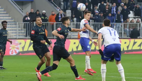 Osijek, 02. 02. 2025, Opus Arena, nogomet, SuperSport HNL 24/25. Osijek - Dinamo. Oliveira Dantas Tigao Filipe (20) i Arnel Jakupović (17).snimio GOJKO MITIĆ
