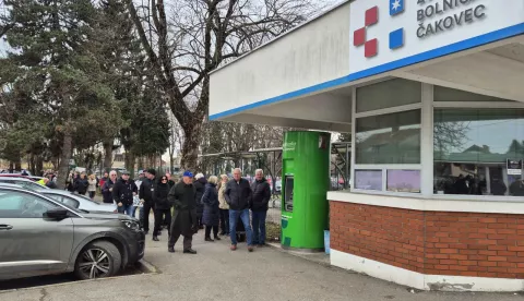Čakovec, 01.02.2025. - Petstotinjak građana okupilo se u subotu na Trgu Republike u Čakovcu, kako bi dalo podršku medicinskim djelatnicima Županijske bolnice Čakovec, a pridružilo im se nekoliko kirurga koji su dali otkaze i koji su naglasili da je čakovečka kirurgija suočena s neviđenom krizom. foto HINA/ Siniša KALAJDŽIJA/ ml