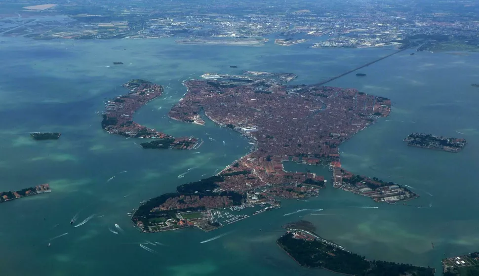 25.06.2009., Venezia - Grad koji slovi kao svjetsko turisticko odrediste, privalaci turiste iz svih krajeva svijeta i u svako doba godine.rPhoto: Dusko Marusic/PIXSELL