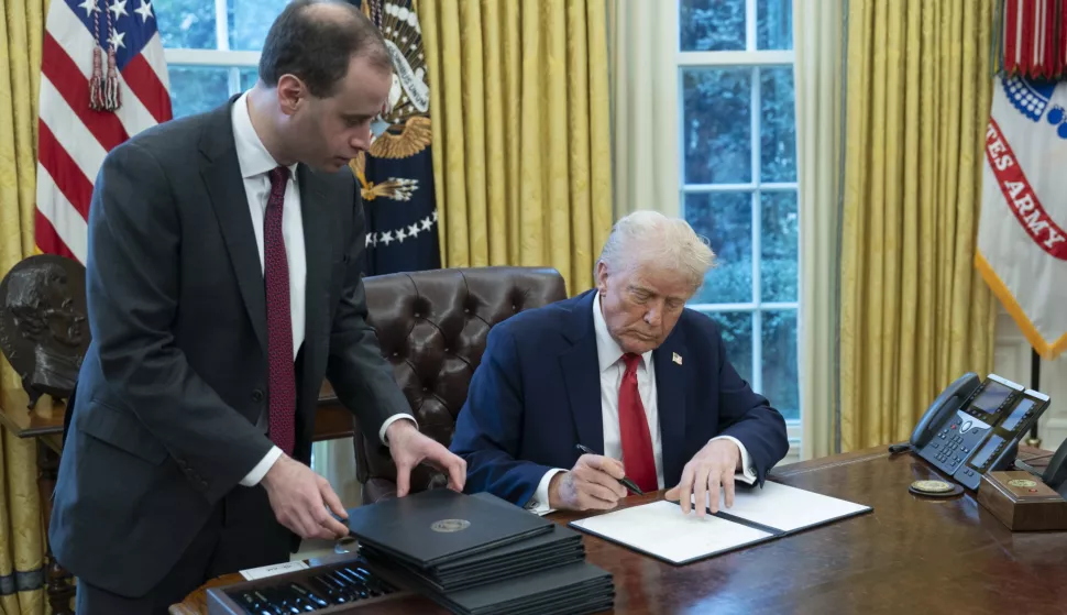 epa11873429 US President Donald Trump signs executive orders in the Oval Office of the White House in Washington, DC, USA, 03 February 2025. EPA/CHRIS KLEPONIS/POOL