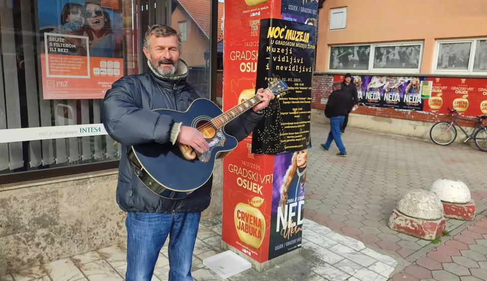 Ulični svirač Zoran Miličić-Zole u Županji, veljača 2025.foto: Marija Lešić Omerović