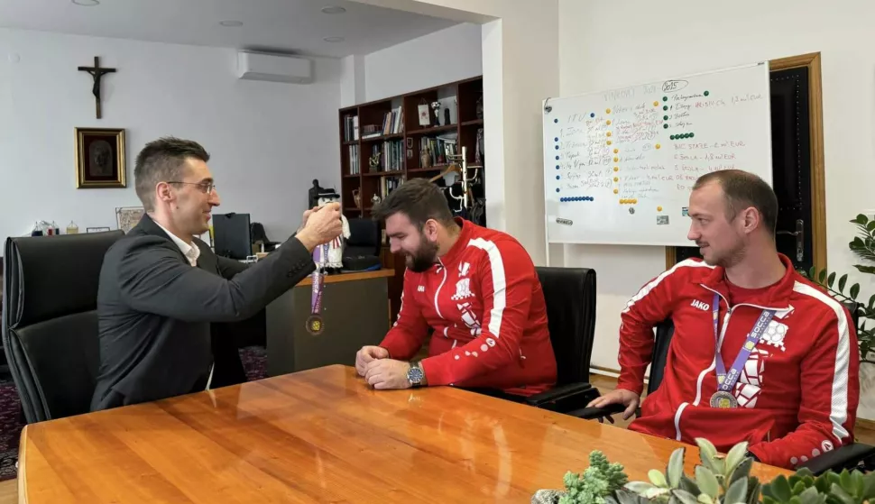 VINKOVCI - Hrvatska socca reprezentacija, u kojoj igraju i dvojica Vinkovčana - Josip Haluška, kapetan ekipe, i Dominik Jelinić, prvi vratar - na nedavnom Svjetskom prvenstvu u Omanu osvojila je brončanu medalju. U povodu toga dvojicu reprezentativaca primio je zamjenik gradonačelnika Josip Romić. Socca je moderna i dinamična inačica malog nogometa koja doživljava velik rast popularnosti diljem svijeta. Kombinira najbolje elemente tradicionalnog nogometa s brzim tempom i tehničkim vještinama karakterističnim za mali nogomet. VELJAČA 2025.