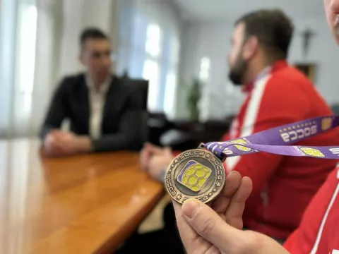 VINKOVCI - Hrvatska socca reprezentacija, u kojoj igraju i dvojica Vinkovčana - Josip Haluška, kapetan ekipe, i Dominik Jelinić, prvi vratar - na nedavnom Svjetskom prvenstvu u Omanu osvojila je brončanu medalju. U povodu toga dvojicu reprezentativaca primio je zamjenik gradonačelnika Josip Romić. Socca je moderna i dinamična inačica malog nogometa koja doživljava velik rast popularnosti diljem svijeta. Kombinira najbolje elemente tradicionalnog nogometa s brzim tempom i tehničkim vještinama karakterističnim za mali nogomet. VELJAČA 2025.