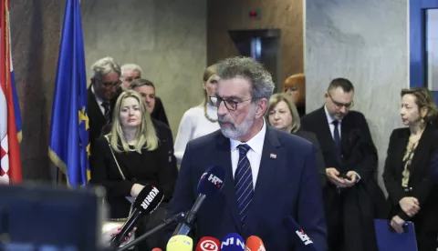 Zagreb, 23.12.2024.- Izjave za medije nakon sastanka u Ministarstvu znanosti, obrazovanja i mladih s predstavnicima Povjerenstva za izradu prijedloga osnovnih mjera jačanja razine sigurnosti u školama kojeg, uz predstavnike ministarstva, čine i predstavnici ravnatelja, Grada Zagreba, sindikata, MUP-a, AKD-a, civilne zaštite te psiholozi. Na fotografiji ministar Radovan Fuchs. foto HINA/ Lana SLIVAR DOMINIĆ/ lsd