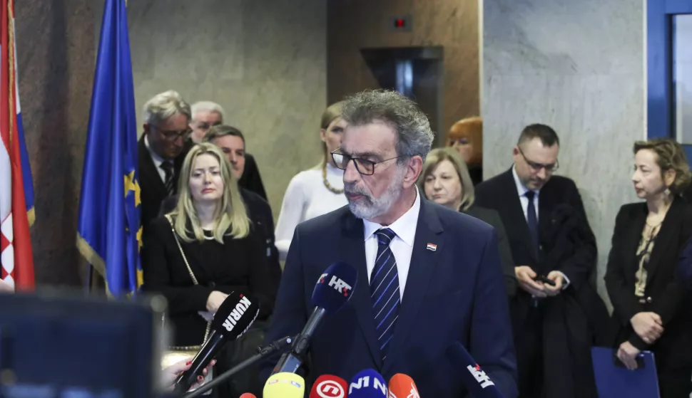 Zagreb, 23.12.2024.- Izjave za medije nakon sastanka u Ministarstvu znanosti, obrazovanja i mladih s predstavnicima Povjerenstva za izradu prijedloga osnovnih mjera jačanja razine sigurnosti u školama kojeg, uz predstavnike ministarstva, čine i predstavnici ravnatelja, Grada Zagreba, sindikata, MUP-a, AKD-a, civilne zaštite te psiholozi. Na fotografiji ministar Radovan Fuchs. foto HINA/ Lana SLIVAR DOMINIĆ/ lsd
