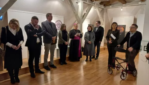ĐAKOVOU ime pape i biskupa našeg - naziv je izložbe papinskih i biskupskih medalja koja je u utorak otvorena u Spomen-muzeju biskupa Strossmayera u Đakovu, a navečer u Muzeju Slaovnije u Osijeku.4. veljače 2025.