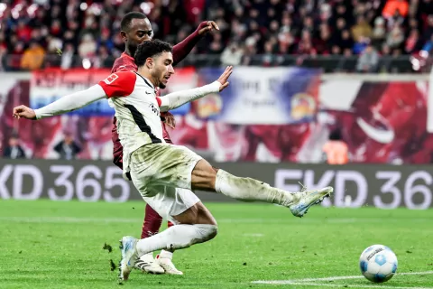 epa11779645 Frankfurt's Omar Marmoush in action against Lutsharel Geetruida of Leipzig during the German Bundesliga soccer match between RB Leipzig and Eintracht Frankfurt in Leipzig, Germany, 15 December 2024. EPA/Filip Singer