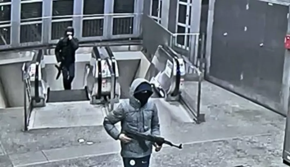 BRUXELLES, 5. veljače 2025. (Hina) - Nakon pucnjave automatskim oružjem u srijedu ujutro u postaji podzemne željeznice u Bruxellesu u kojoj nije bilo žrtava, policija još traga za počiniteljima u tunelima metroa zbog čega je promet vlakova djelomično zaustavljen.