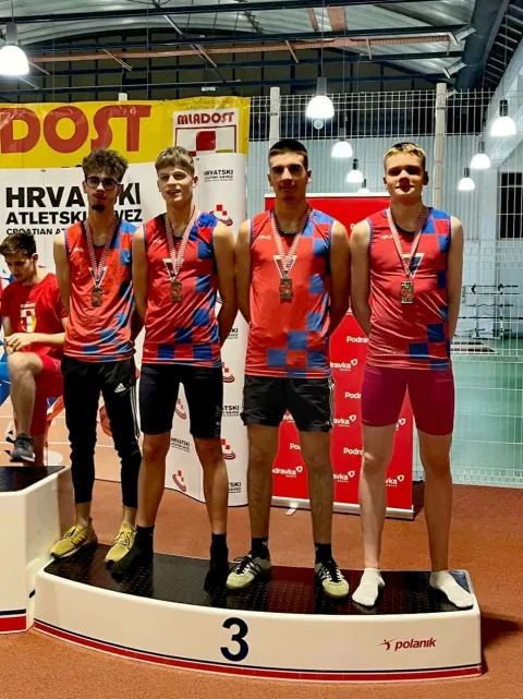 ŠTAFETAČlanovi Atletskog kluba Slavonija - Žito još jednom su se zadovoljni vratili s državne smotre održane u Zagrebu. 