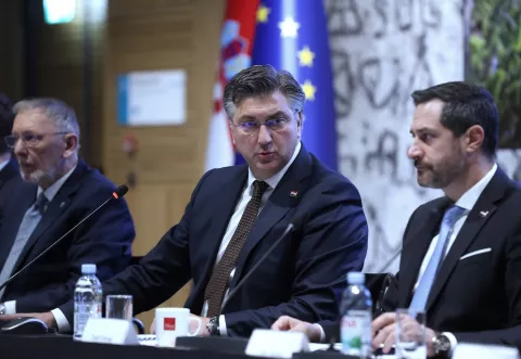 Zagreb.5.2.2025. Predsjednik Vlade Andrej Plenković sudjelovao je na 2. sjednici Vijeća za upravljanje razvojem turizma, na kojoj se raspravljalo o cjenovnoj konkurentnosti domaćeg turizma.Na slici Davor Božinović, Andrej Plenković i Tonči Glavina. foto HINA/ Tomislav Pavlek/ tp