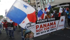epa11866519 Members of the National Union of Workers in the Construction and Related Industries demonstrate with signs and flags against US President Donald Trump and US Secretary of State Marco Rubio in Panama City, Panama, 31 January 2025. Rubio is scheduled to visit Panama on 01 February 2025 as part of his tour of Central America and the Dominican Republic. EPA/BIENVENIDO VELASCO