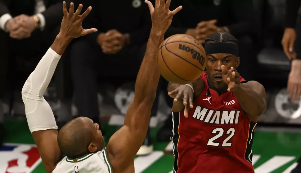 epa10635490 Miami Heat forward Jimmy Butler (R) passes the ball in front of Boston Celtics center Al Horford (L) during the third quarter of game one of the NBA Eastern Conference finals series between the Miami Heat and the Boston Celtics at TD Garden in Boston, Massachusetts, USA, 17 May 2023. EPA/JOHN CETRINO SHUTTERSTOCK OUT