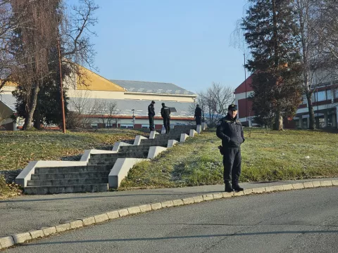 Požega, 6. 2. 2025. Dojava o postavljenoj bombi. Policija ispred srednjoškolskog centra u Osječkoj ulici i požeške Gimnazije