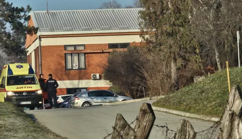 Požega, 6. 2. 2025. Dojava o postavljenoj bombi. Policija ispred srednjoškolskog centra u Osječkoj ulici i požeške Gimnazije
