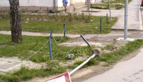 SARVAS, 21.03.2007. SRUŠEN PROMETNI ZNAKSNIMIO_KIBEL DAVOR                    