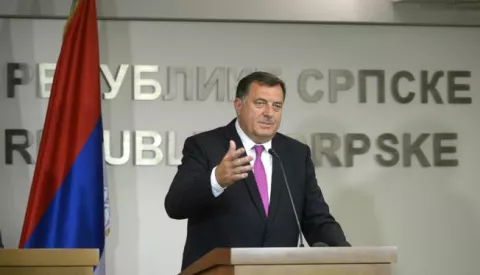 Banjaluka, 25. rujna 2016. - Predsjednik Republike Srpske Milorad Dodik u nedjelju je ocijenio potpuno uspjelim referendum koji je proveden u tom entitetu o danu RS-a 9. siječnju te kazao kako ne treba isključiti slično izjanjavanje o "statusu RS-a" kada za to dođe vrijeme. Na fotografiji predsjednik RS-a Milorad Dodik tijekom konferencije za medije. foto HINA/Tanja VALIČ/TANJUG/mm