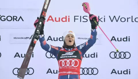 05.01.2025., Kranjska Gora, Slovenija - Utrka zenskog slaloma FIS Svjetskog skijaskog kupa. Dodjela pehara. Photo: Igor Soban/PIXSELL