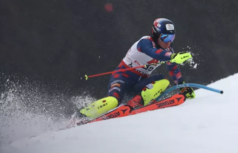 epa11854000 Filip Zubcic of Croatia in action during the first round of the Men's Slalom race at the FIS Alpine Skiing World Cup in Kitzbuehel, Austria, 26 January 2025. EPA/ANNA SZILAGYI