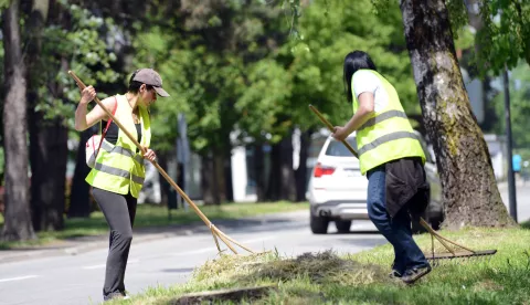 19.05.2015., Ulica Rudjera Boskovica, Varazdin - Korisnici socijalne pomoci sudjeluju na javnim radovima. rPhoto: Marko Jurinec/PIXSELL