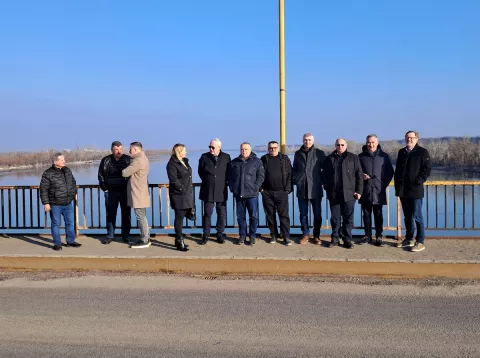 ILOKU iločkoj gradskoj vijećnici održan je radni sastanak čija je tema bila prometna izoliranost istočne Slavonije te prekomjerni promet teškim kamionima po državnoj cesti D2, izvješćuju iz Mjesnog odbora Šarengradveljača 2025.