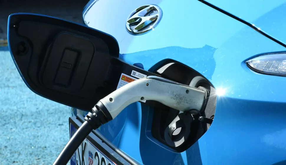 27.09.2021.,Sisak - Sve vise automobila koristi punonicu elektricnih automobila na Trgu grada Heidenheima.rPhoto: Nikola Cutuk/PIXSELL