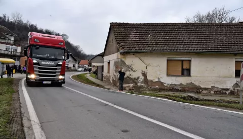 slavonija...sarengrad...20.02.2021.drzavna cesta d2 kroz sarengrad; prosvjed naziva "pet do dvanaest" i privremena blokada prometnice stanovnika sarengrada, kao znak upozorenja, ako se u zurnom roku ne donese odluka o zabrani prometovanja tom cestom kamionima tezim od 7,5 tona; kuca anice madjarcevic u ciju kucu su kamioni, izletjevsi s ceste, vec vise puta udarili; foto Gordan Panić