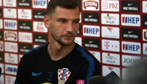 Zagreb, 4.9.2019 - Trening hrvatske nogometne reprezentacije pred utakmice kvalifikacija za Europsko nogometno prvenstvo 2020 protiv Slovačke i Azerbajdžana. Na slici Borna Barišić daje izjavu medijima prije treninga.Foto Hina/ Dario GRZELJ/ dag