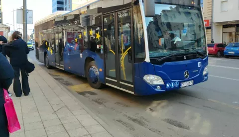 Autobus GPP javni gradski prijevoz putnikaautobusno stajalište putniciUlica Hrvatske RepublikeOsijek, 7. veljače 2025.Snimio: Gojko Mitić