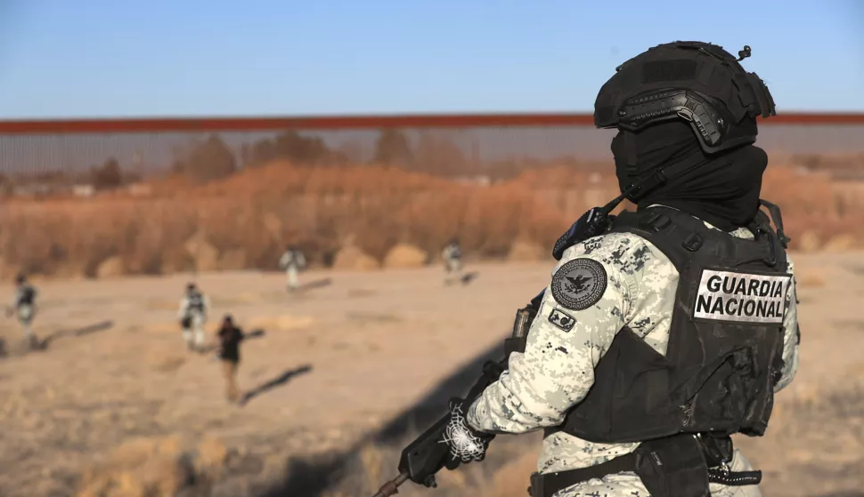 epa11879050 Members of the Mexican Army and the National Guard deployed a joint operation on the border dividing line of Ciudad Juarez in Chihuahua, Mexico, 06 February 202 (issued 06 February 2025). The Mexican Army and the National Guard began their joint operation on the border line of Ciudad Juarez, in fulfillment of the promise of the President of Mexico, Claudia Sheinbaum, with the President of the United States, Donald Trump, to reinforce measures against irregular migration and fentanyl trafficking. EFE/ Luis Torres EPA/LUIS TORRES