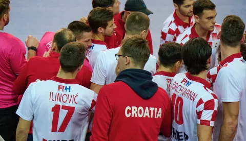 Hrvatska muška reprezentacija ostvarila je prvu pobjedu u povijesti Svjetskog prvenstva u dvoranskom hokeju! Na svjetskoj smotri u Poreču u borbi za poredak od 9. do 12. mjesta naša je selekcija uvjerljivo svladala Trinidad i Tobago s 12:3.FOTO: HHS 