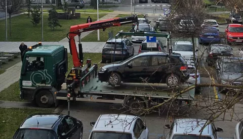 Pauk diže vozilo u centru gradaOsijek, veljača 2025.Snimila čitateljica