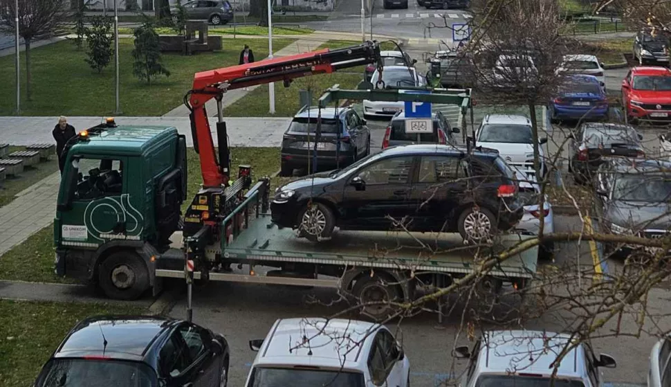 Pauk diže vozilo u centru gradaOsijek, veljača 2025.Snimila čitateljica