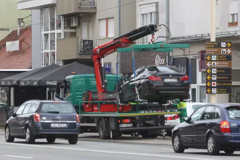Osijek, 26. 10. 2023, Strossmayerova ulica, pauk u akciji. podizanje nepropisno prakiranih vozila, UNIKOM, pauk.snimio GOJKO MITIĆ