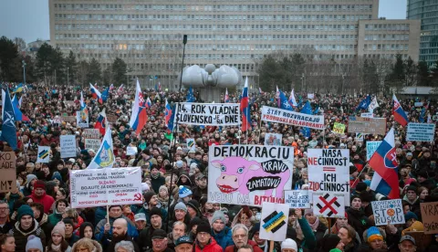 epa11881009 People take part in a demonstration against the Slovak Prime Minister Robert Fico and his government in Bratislava, Slovakia, 07 February 2025. EPA/JAKUB GAVLAK