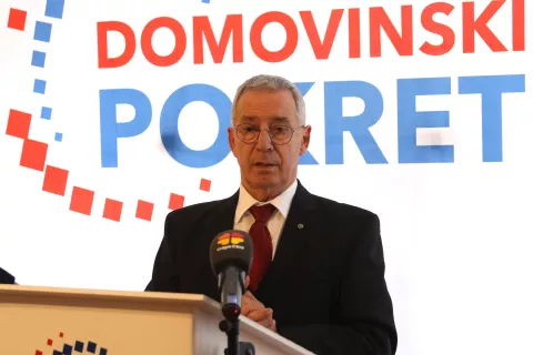 Osijek, 08. 02. 2025, Šetalište P. Preradovića 3. Press DP-a, Grabrović o radu umirovljenika a Smodej o zraku u Belišću. Dragutin Gabrović.snimio GOJKO MITIĆ