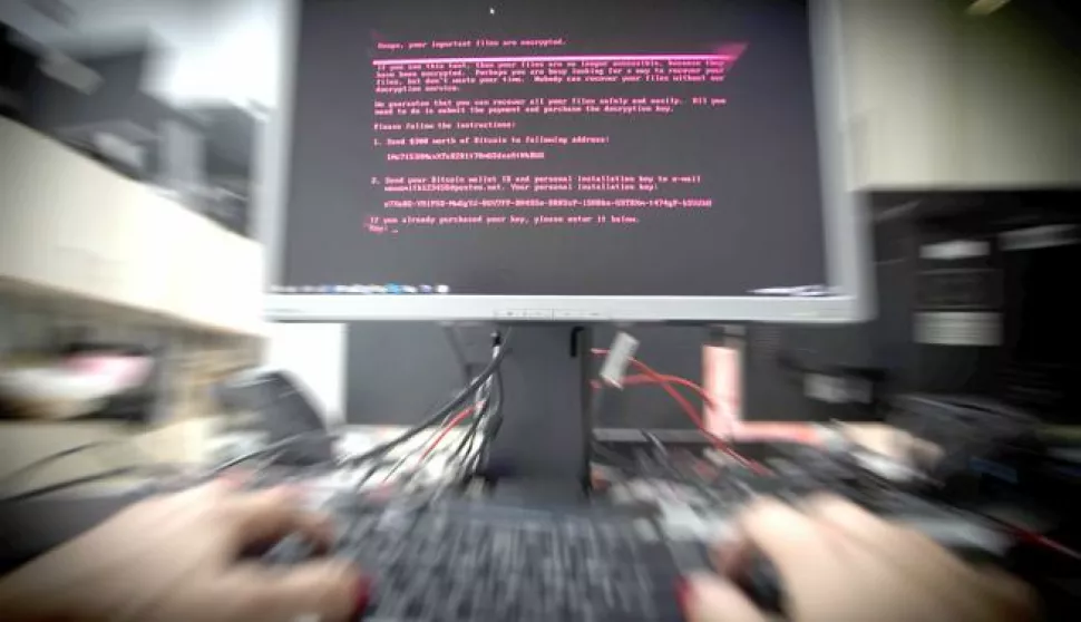 28.06.2017., Zagreb - Ransomware Petya napada racunala sirom svijeta, o koristi istu ranjivost Windowsa kao i ransomware WannaCry koji je internetom harao prije mjesec dana. rijec je o zlonamjernom programu koji sifrira datoteke na racunalu te one korisniku postaju nedostupne sve dok kriminalcima ne plate trazenu svotu za kljuc kojim ce svoje podatke desifrirati. Photo: Davor Puklavec/PIXSELL------četiri stupca novosti