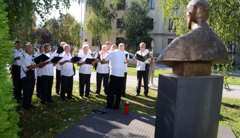 osijek, 3 listopada 2023, 10,00 sati, članovi društva zrinski su pjesmom ispred spomenika stepincu obilježili 25 godina proglašenja kardinala blaženim, novinar darko pejićsnimio zdenko pušić