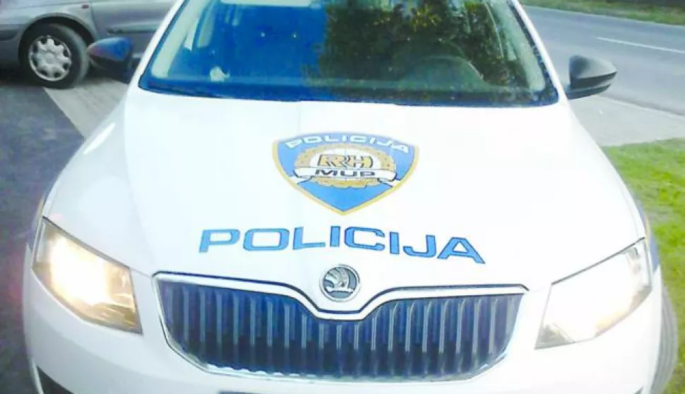 ?8.5.2015.Jo jedan sudar na krianju Kolodvorske i Kozjačke ulice u osječkoj Retfali. Lake ozlijeđena vozačica Toyote, kozjačka, kolodvorska, sudar, neseća, policija, ilustracija, policijski auto, automobil, mup, slubeni, foto:Sandra LACIĆ------2 st colorcrna kronika