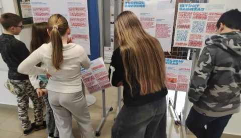 GUNJAU Osnovnoj školi "Antun i Stjepan Radić" ispred školske knjižnice postavljena je međunarodna izložba "Fakeless", posvećena medijskoj pismenosti. veljača 2025.