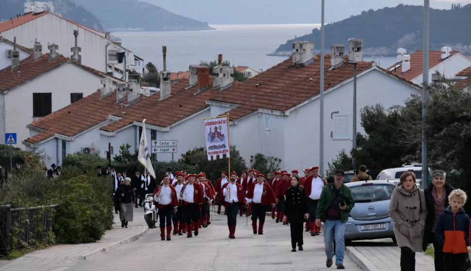 Dubrovnik, 09.02.2025. – Hodočašćem i misom na Gorici sv. Vlaha te spuštanjem barjaka dubrovačkog parca i podizanjem državne zastave ispred crkve sv. Vlaha, u Dubrovniku je u nedjelju svečano zatvorena 1053. Festa dubrovačkog sveca zaštitnika. Foto Hina/Baldo MARUNČIĆ