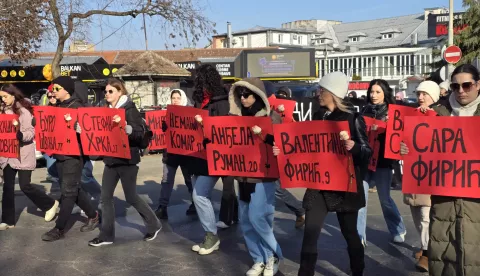 Beograd, 09.02.2025 - Tisu?e gra?ana Srbije, predvo?enih studentima, u nedjelju prosvjednim okupljanjima i blokadama prometnica obilje?avaju 100 dana od smrtonosnog pada nadstre?nice na novosadskom kolodvoru, odaju?i po?ast 15-ero poginulih. foto HINA/ FoNet/Marko Dragoslavi?/ ik