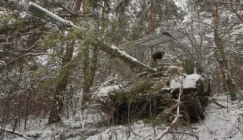 epa11879038 Servicemen from the 3rd Separate Tank Brigade of the Ground Forces of Ukraine camouflage their tank at one of the front lines in the Kharkiv region, eastern Ukraine, 06 February 2025, amid the ongoing Russian invasion. EPA/SERGEY KOZLOV